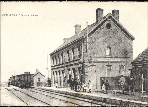 Postcard Vermelles Pas de Calais, La Gare, Bahnhof, Gleisseite