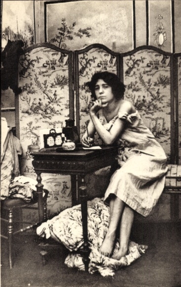 Postcard Parisiennes fin de siècle, Frau in Unterwäsche am Tisch, Garderobe