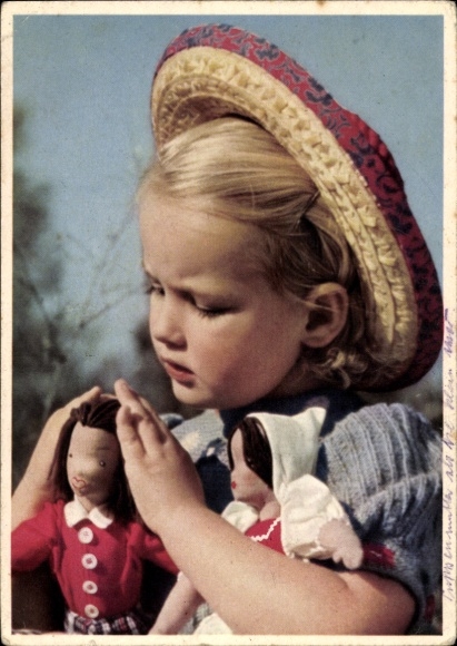 Postcard portrait of a girl with a hat with her dolls