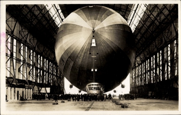 Postcard airship Graf Zeppelin, bringing into the airship hangar