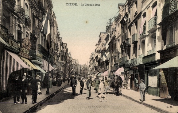 Ak Dieppe Seine Maritime, Vorrangige Straße, Menschen, historische Gebäude, Geschäfte