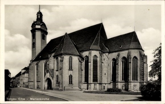 Ak Torgau an der Elbe, Marienkirche,  Architektur, Turm mit Uhr, Straßenansicht