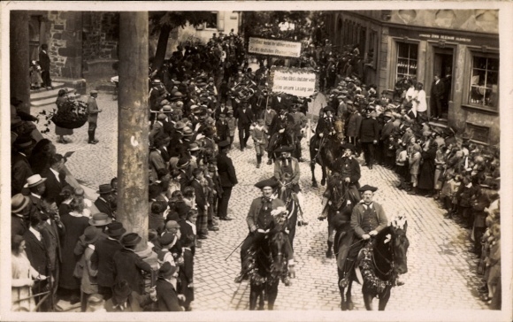 foto Ak Freinsheim aan de Pfalzwijnroute, optocht op de fruitmarkt