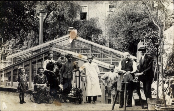 Photo Postcard Dresden Pieschen Wilder Mann ?, grinder with grindstone, bicycle, people