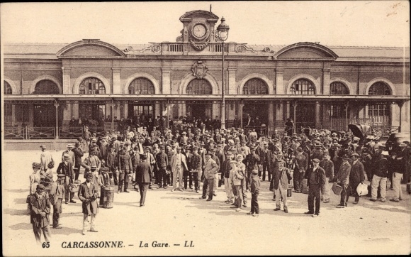Postcard Carcassonne Aude, Le Gare, train station, exterior, crowd