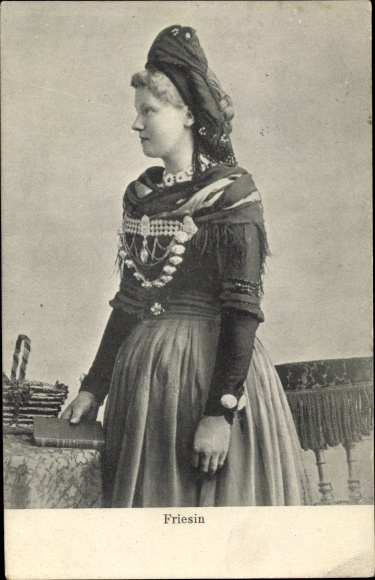 Postcard Frisian, young woman in folk costume