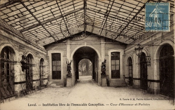 Ak Laval Mayenne, Vordere Passage einer Institution, Glasdach, Säulen, Terrakottastatuen
