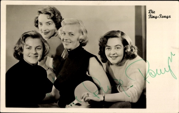 Postcard singing quartet The Ping Pongs, group picture with table tennis bats, Gerda, Gitta, Eva, Henny