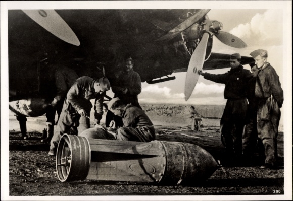 Photo Hoffmann, Heinrich, Ground crew of an Italian combat squadron on the Channel coast, 1940