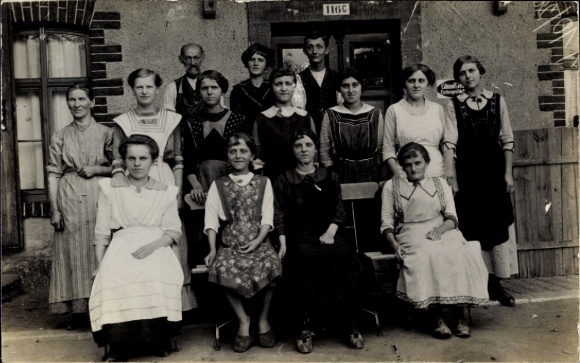Postcard Hamburg Nord Eppendorf, group of 15 people, historical clothing, building in the background