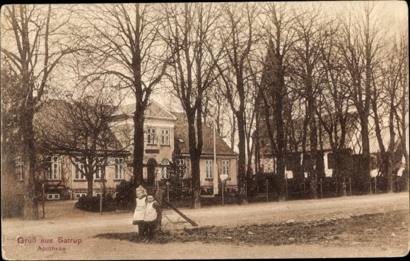 Ak Satrup Mittelangeln in Schleswig Holstein, Apotheke, Kirche, Kinder
