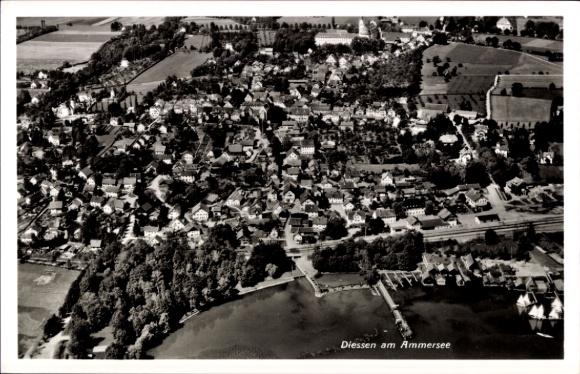 Ak Dießen am Ammersee Oberbayern, Luftaufnahme von Diessen, am Ammersee, mehrere Häuser, Wiesen, 