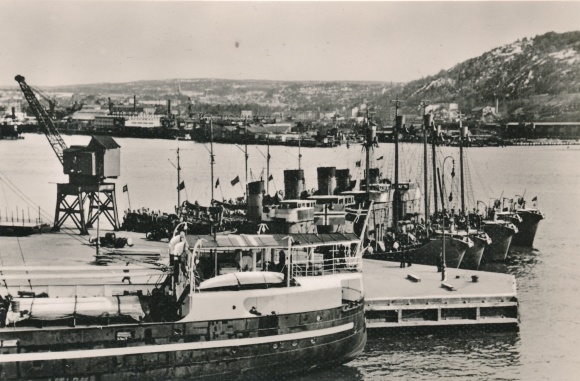Photo Outpost boats of the German Navy occupy all important ports and shipping lanes
