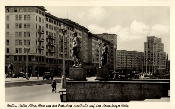 Postcard Berlin Friedrichshain, Stalinallee, view from the German Sports Hall