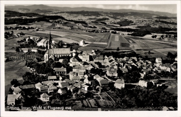 Ak Tittling im Dreiburgenland Niederbayern, Luftaufnahme von  bayrischer Wald, Kirche, Landschaft