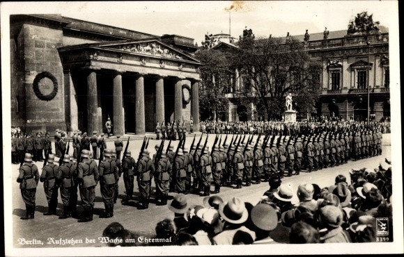 PC Berlin Mitte, Unter den Linden, raising the guard at the memorial