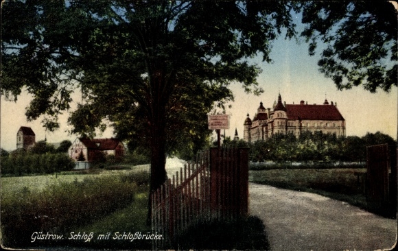 Postcard Güstrow in Mecklenburg, castle with castle bridge