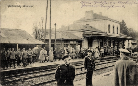 Postcard Montmédy Meuse, train station, track side, soldiers, railway tracks
