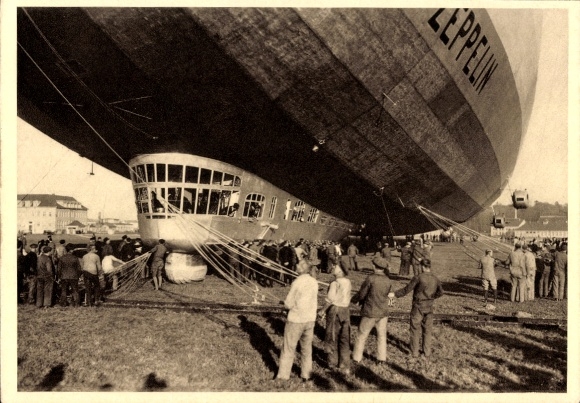 Postcard airship LZ 127 Graf Zeppelin, landing, holding crew on holding ropes and strops