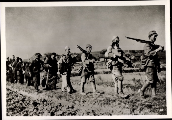 Photo H. Hoffmann, Japanese soldiers with Chinese refugees, March 1939