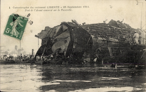 CPA Catastrophe du cuirassé Liberte, 25 September 1911, Pont de l'Avant renversé sur la Passerelle