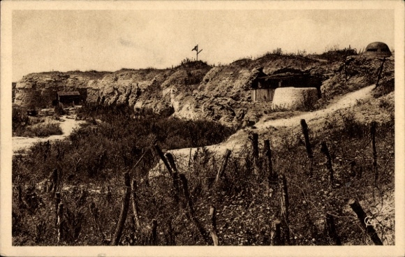 Ak Verdun Meuse, Fort Douaumont, Schlacht von  militärische Bauten, Flagge