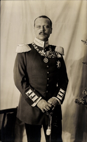 Postcard Grand Duke Ernst Ludwig of Hesse Darmstadt, standing portrait, uniform, medal