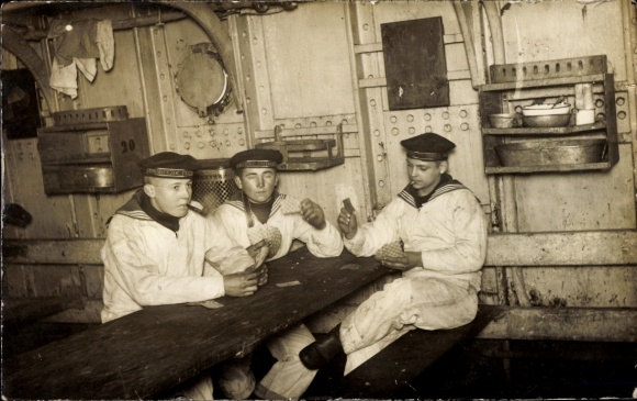 Foto Ak Deutsche Marinesoldaten spielen Karten, Soldatenleben, 1917