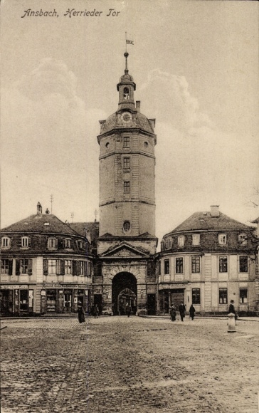 KP Ansbach w środkowej Frankonii Bawaria, Brama Herrieder, historyczna architektura, chmury, ludzie