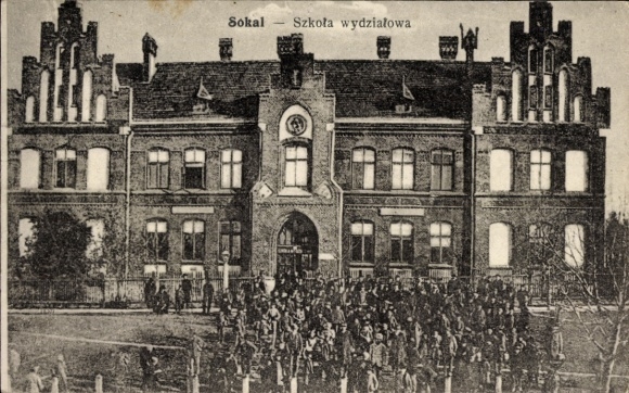 Ak Sokal Ukraine, Schule in  viele Menschen vor dem Gebäude, Schriftzug in polnischer Sprache