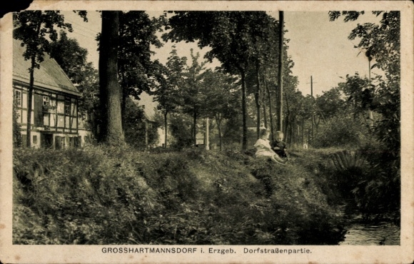 Postcard Großhartmannsdorf in the Ore Mountains, children on the high bank of the river