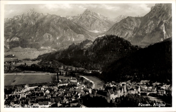 Ak Füssen im Allgäu, Luftaufnahme von  Allgäu, Berge im Hintergrund, Fluss sichtbar