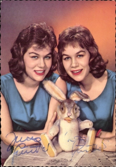 Postcard actresses Isa Günther and Jutta Günther, portrait, stuffed rabbit, autograph