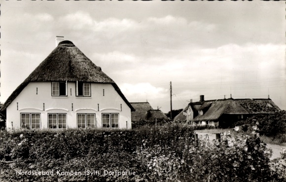Ak Kampen auf Sylt, Nordseebad  Dorfpartie, traditionelle reetgedeckte Häuser