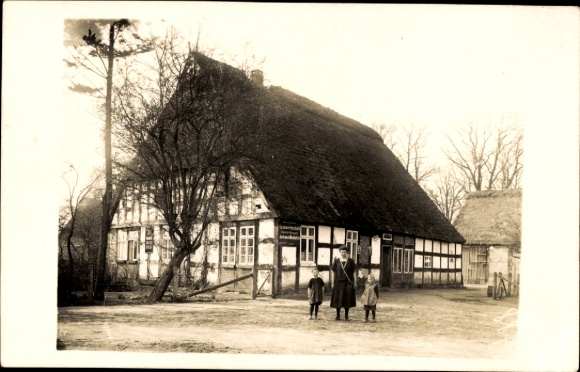 Photo Postcard Swarms in Lower Saxony, half-timbered house, woman, children