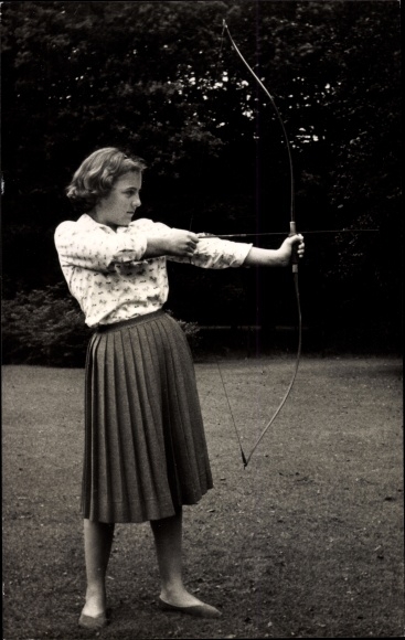 Postcard Dutch royal family, Princess Margriet with bow