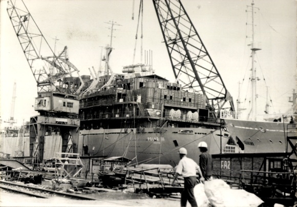 Foto Wismar, Werft VEB Mathias Thesen, Schiff im Bau, Kran