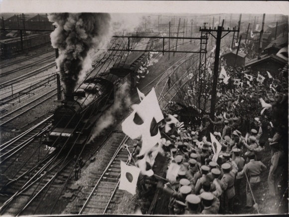Zdjęcie żołnierzy japońskich, flag, kolei, lokomotywy