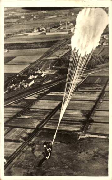 Ak Fallschirmjäger kurz nach dem Absprung, Luftwaffe, II. WK, Wehrmacht