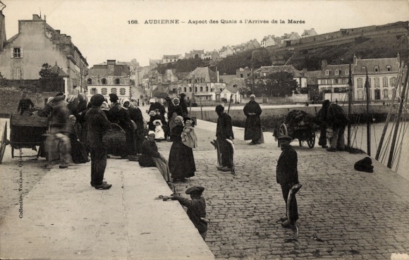 Postcard Audierne Finistère, aspect of the quays