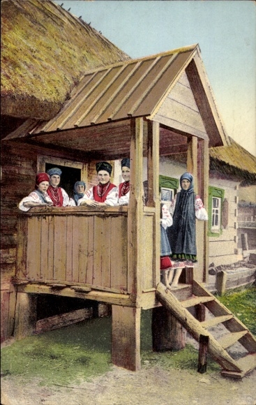 Postcard Ukrainian costumes, residents in front of farmhouse