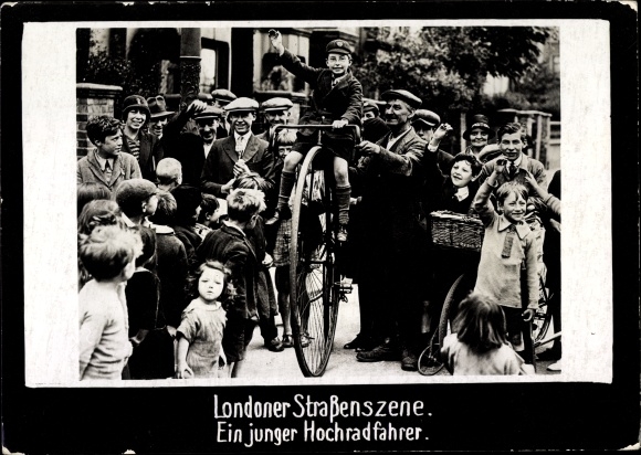 Foto London City England, Londoner Straßenszene, Ein junger Hochradfahrer