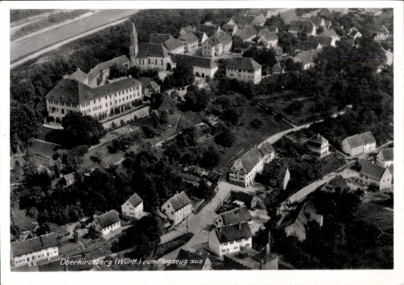 Ak Oberkirchberg Illerkirchberg in Württemberg, Luftaufnahme von Oberkirchberg, Gebäude und Lands