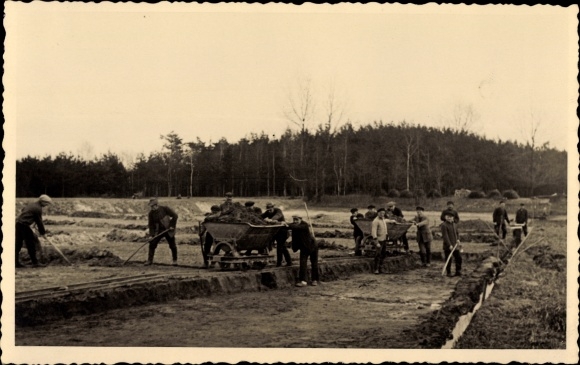 Foto Ak Reinharz Bad Schmiedeberg in der Dübener Heide, Straßenbau