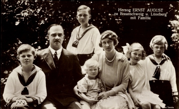 Postcard Duke Ernst August of Braunschweig with family, Victoria Luise, children