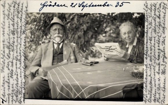 Photo Postcard Gröden in Brandenburg, man and woman at the table, newspaper Deutsche Zukunft