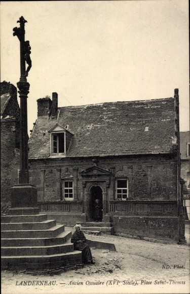Postcard Landerneau Finistère, Old Ossuary, Place Saint-Thomas, statue, architecture