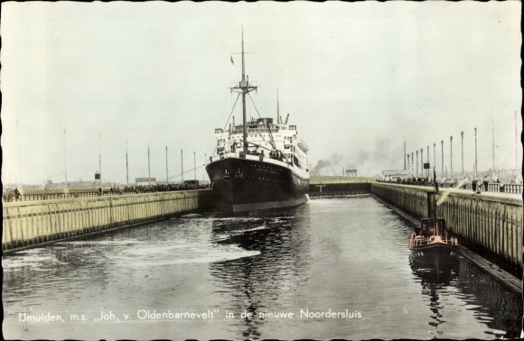 Postcard IJmuiden Ymuiden Velsen Nordholland, Ms Joh. v. Oldenbarnevelt in the new Noordersluis