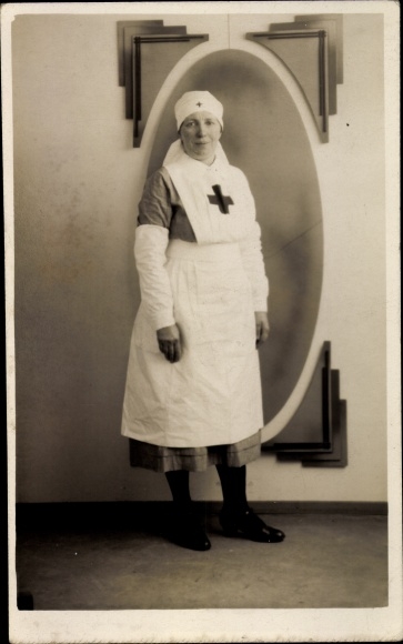 Photo Postcard British Nurse, portrait in Uniform, Red Cross