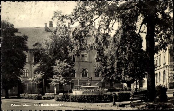 Ak Crimmitschau in Sachsen, Brunnen mit Statue, Bäume, Gebäude im Hintergrund, historische Pos...